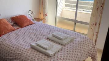 2 slaapkamers, een bureau, een strijkplank/strijkijzer, gratis wifi