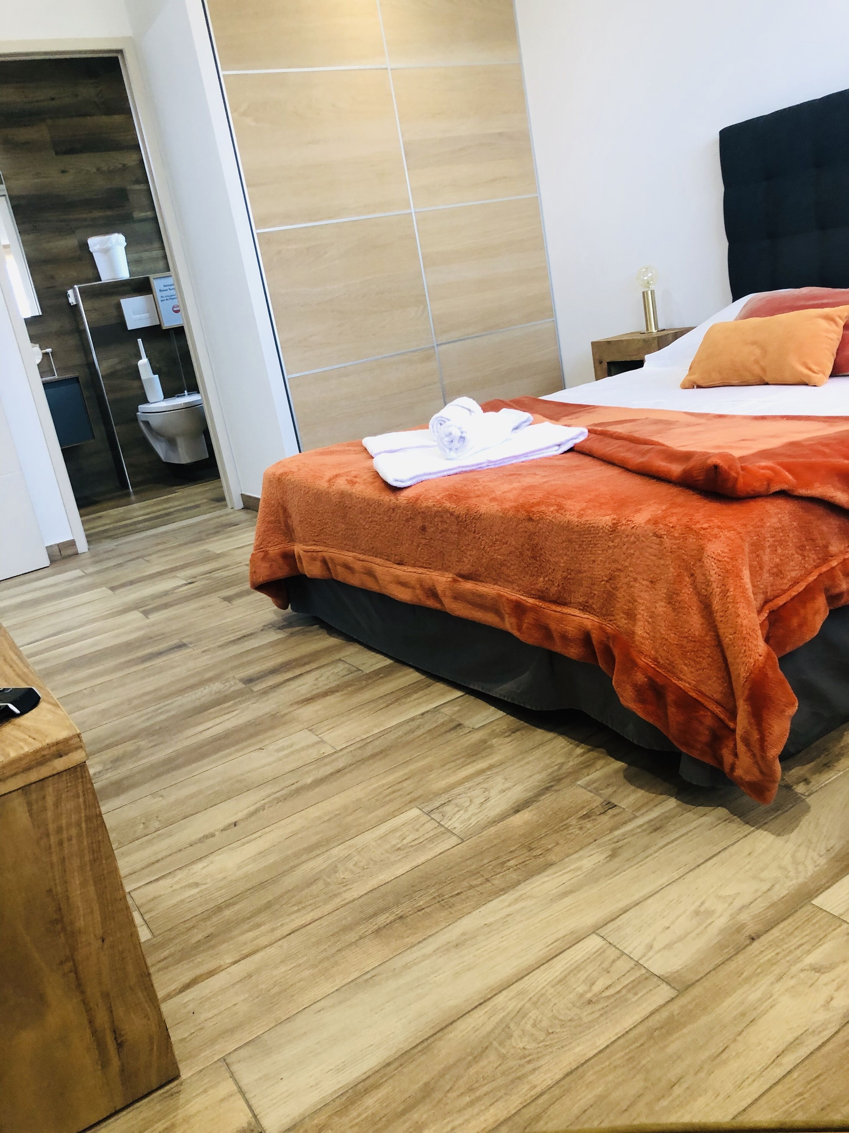 3 chambres, fer et planche à repasser, Wi-Fi, draps fournis