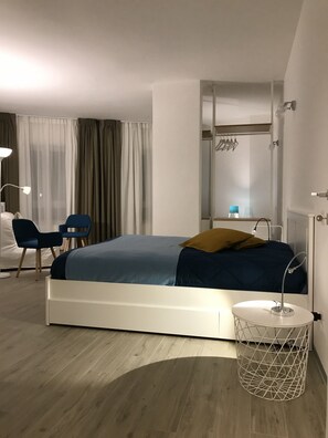 3 Schlafzimmer, Schreibtisch, schallisolierte Zimmer