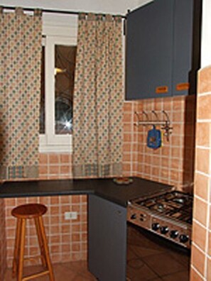 Frigorifero, forno, piano cottura, macchina per tè/caffè