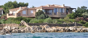 in villa with garden on the sea apartment with sun terrace
