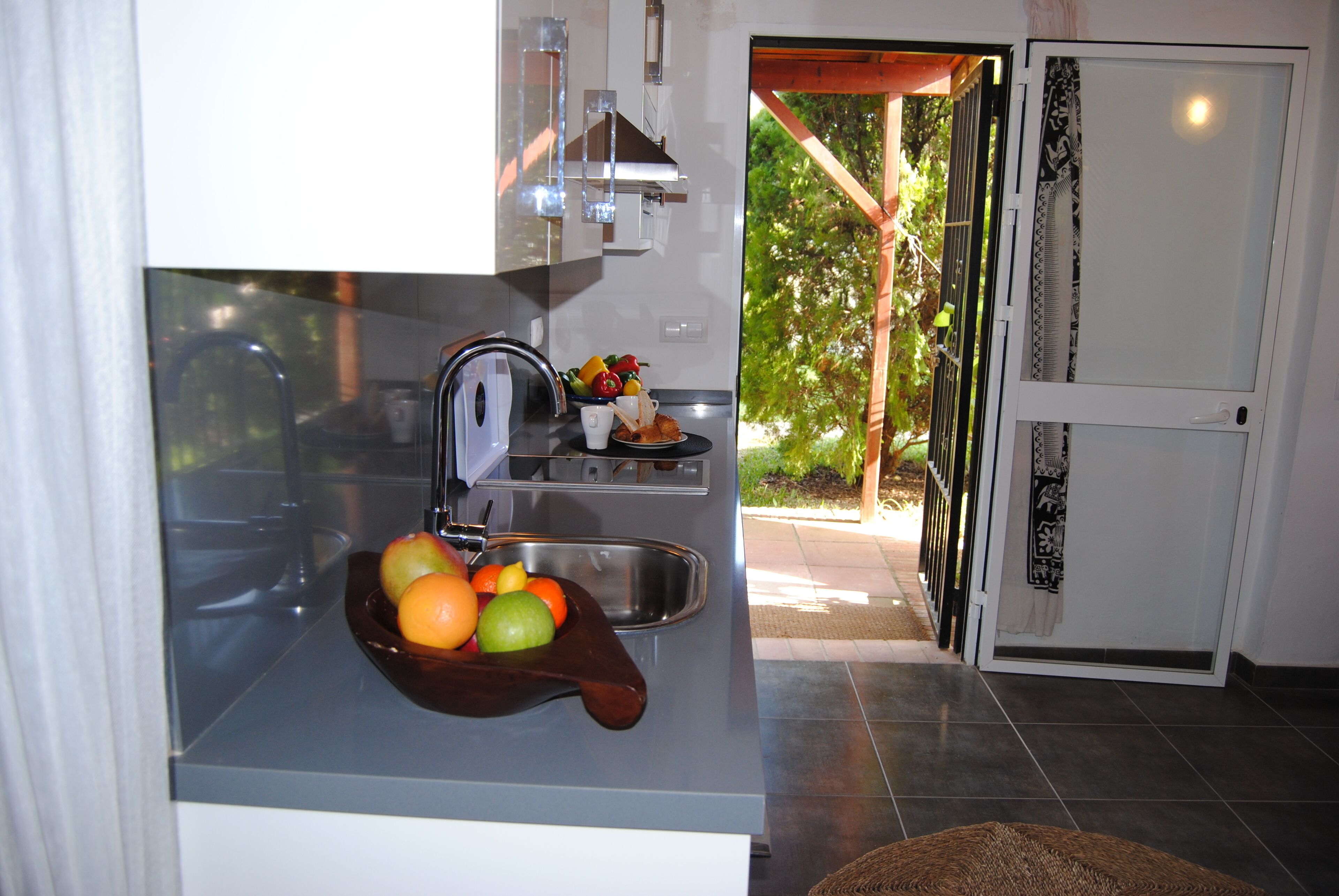 Réfrigérateur, micro-ondes, plaque de cuisson, cafetière/bouilloire