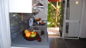 Réfrigérateur, micro-ondes, plaque de cuisson, cafetière/bouilloire