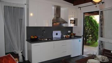 Réfrigérateur, micro-ondes, plaque de cuisson, cafetière/bouilloire