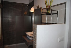 Dusche, Haartrockner, Handtücher, Seife