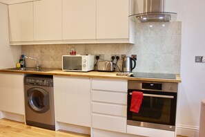 Réfrigérateur, four à micro-ondes, un four, surface de cuisson