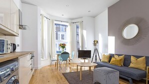 A modern apartment with a kitchen, dining area, and living room. - Luxury 2 Bed apartment- Zone 2 ( 10 mins into Central London)  (London)