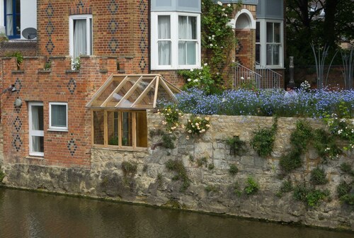 Luxury Apartment with river views in the city centre