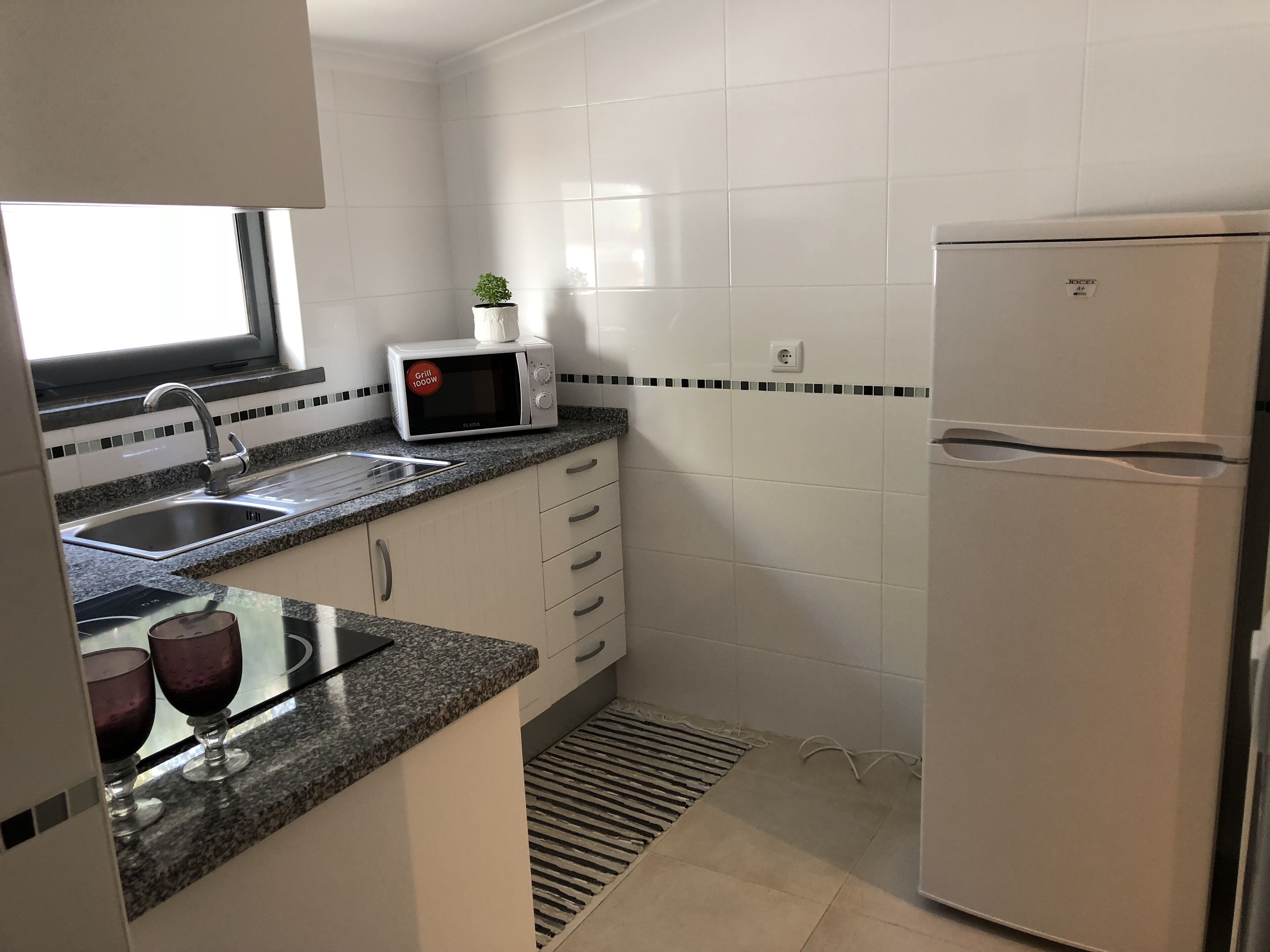 Geladeira, micro-ondas, fogão, cooktop