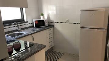 Geladeira, micro-ondas, fogão, cooktop