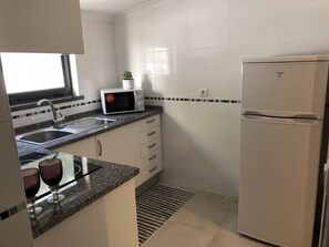 Geladeira, micro-ondas, fogão, cooktop