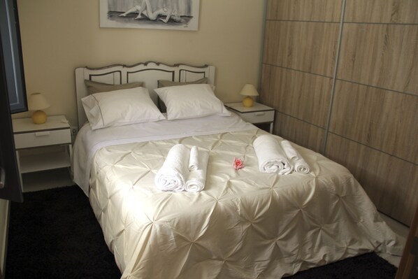 1 bedroom, desk, iron/ironing board, WiFi