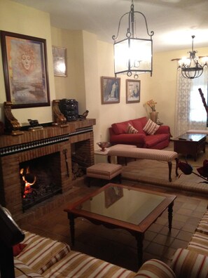 TV, fireplace