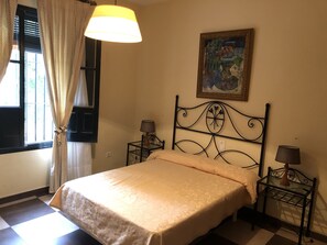 14 chambres, fer et planche à repasser, draps fournis