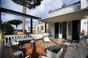 Outdoor dining - family-friendly,event-friendly, town-center (Sant'Agnello)