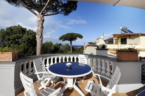 Outdoor dining - family-friendly,event-friendly, town-center (Sant'Agnello)
