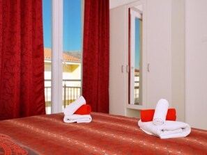 Schreibtisch, schallisolierte Zimmer, Bügeleisen/Bügelbrett