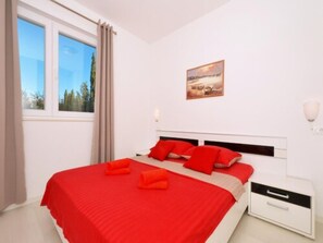 2 bedrooms, desk, soundproofing, iron/ironing board - Lobster Apartments (Split)
