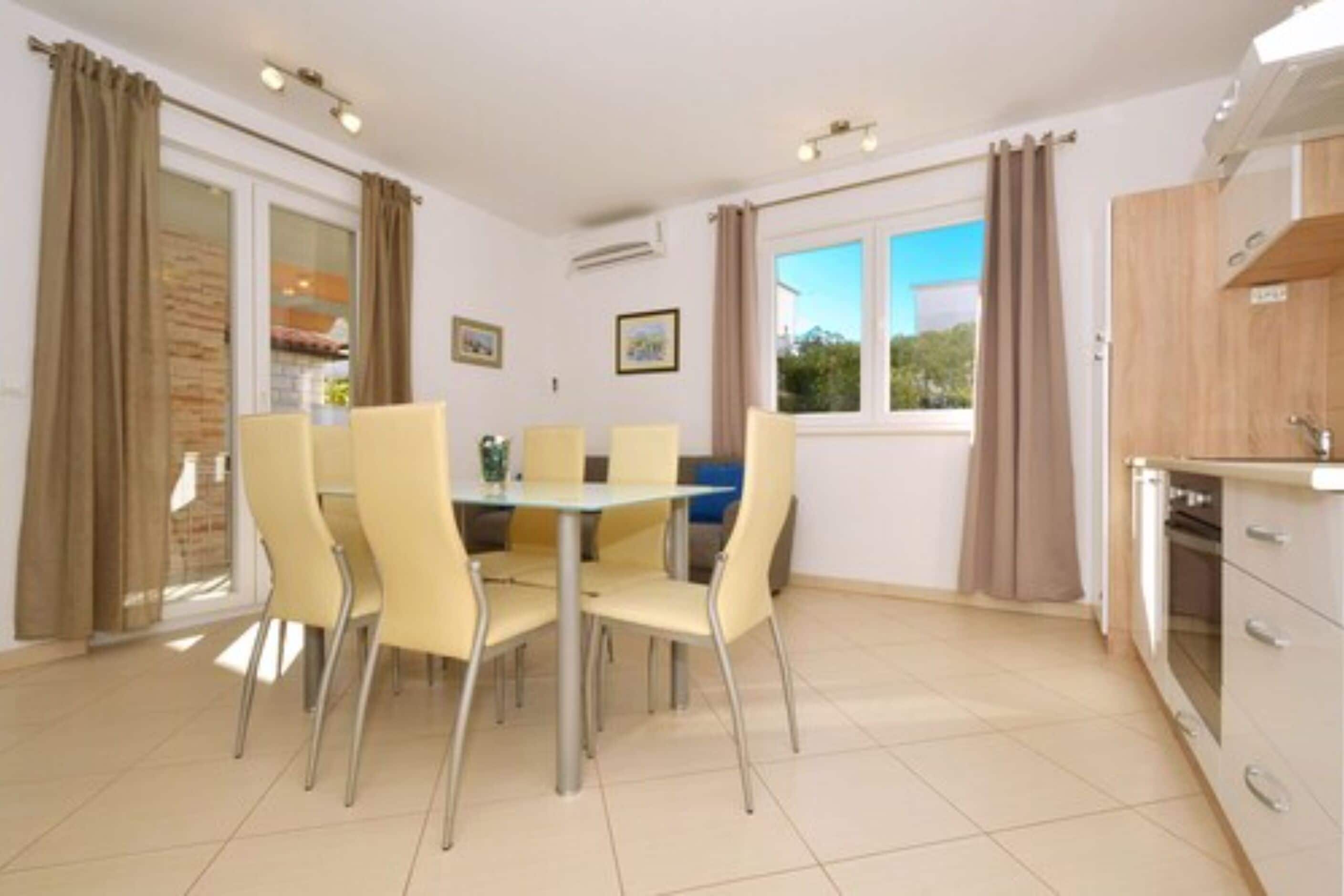 Apartamento, 2 habitaciones | Servicio de comidas en la habitación