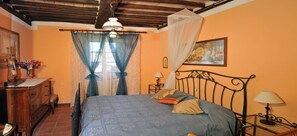 2 bedrooms, in-room safe, iron/ironing board, free WiFi