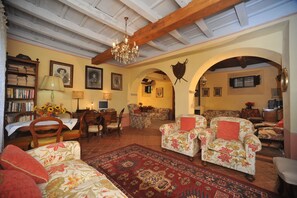 TV, fireplace, DVD player