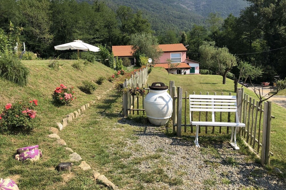 VILLA LIGURE 4 + 2 Pax Exclusive Pool, A / C, Free WiFi, BBQ near Cinque Terre