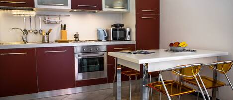 Appartamento Comfort, 1 camera da letto, al piano terra | Cucina privata | Frigorifero con congelatore, microonde, forno, piano cottura