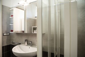 Appartement Confort, 1 chambre, rez-de-chaussée | Salle de bain