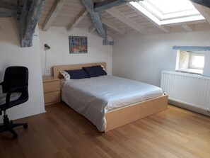 3 chambres, fer et planche à repasser, Wi-Fi, draps fournis