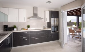 Fridge, microwave, oven, stovetop - Modern villa with heated pool, wifi and air conditioning in Los Mojones (Puerto del Carmen, Tías)