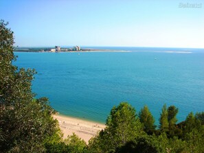 En la playa y camastros 