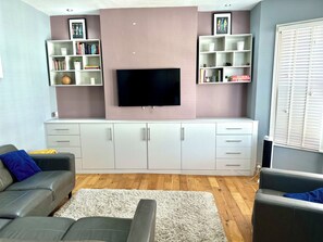 Smart TV, books - Bright Brixton Apartment | Quick Access to Central London (London)