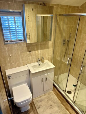 Hair dryer, towels, soap, toilet paper - Bright Brixton Apartment | Quick Access to Central London (London)