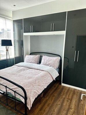 1 bedroom, iron/ironing board, travel crib, free WiFi - Bright Brixton Apartment | Quick Access to Central London (London)
