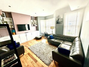 Smart TV, books - Bright Brixton Apartment | Quick Access to Central London (London)