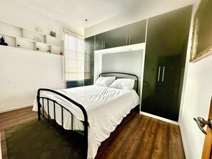 1 bedroom, iron/ironing board, travel crib, WiFi (free) - Bright Brixton Apartment | Quick Access to Central London (London)