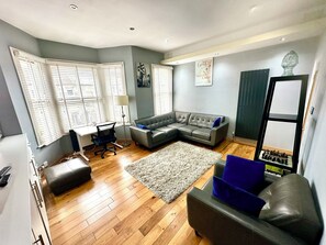 Smart TV, books - Bright Brixton Apartment | Quick Access to Central London (London)