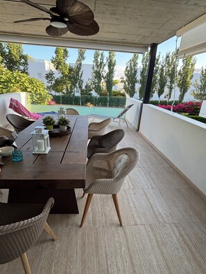 تناول الطعام بالخارج