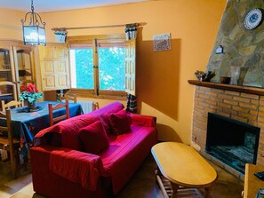 Smart-TV, Kamin, Bücher