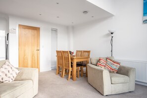 Dining - Crysawna, Newquay, close to the beach & amenities (Newquay)