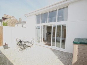 Outdoor dining - Crysawna, Newquay, close to the beach & amenities (Newquay)