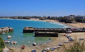A coastal town with a marina, sandy beach, and a rocky cliff. - Crysawna - Two Bedroom Apartment, Sleeps 4 (Newquay)