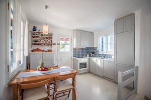 Kühlschrank, Ofen, Geschirrspüler, Wasserkocher mit Kaffee-/Teezubehör