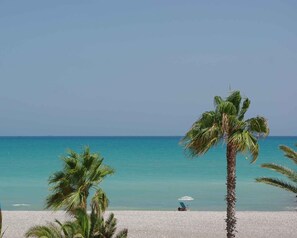 靠近海滩、沙滩椅