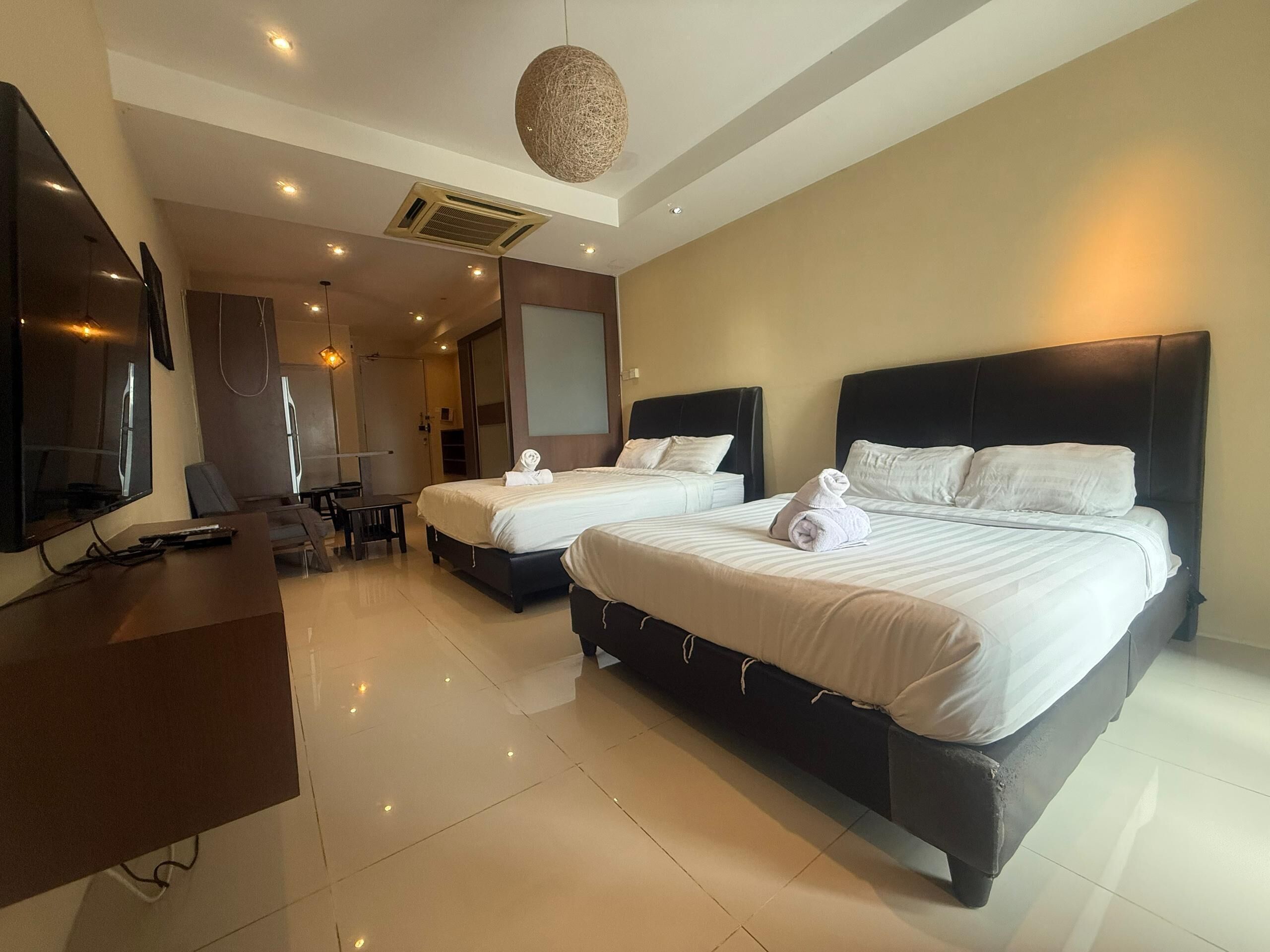 Studiosvit för familj - 2 queensize-sängar - icke-rökare - utsikt mot staden (Studio Room for 4) | Strykjärn/strykbräda och sängkläder