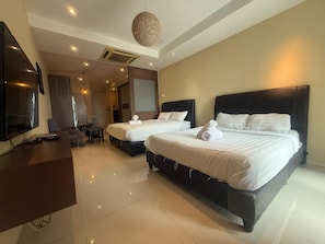 Familie studio suite, 2 queensize bedden, niet-roken, uitzicht op stad (Studio Room for 4) | Een strijkplank/strijkijzer, beddengoed