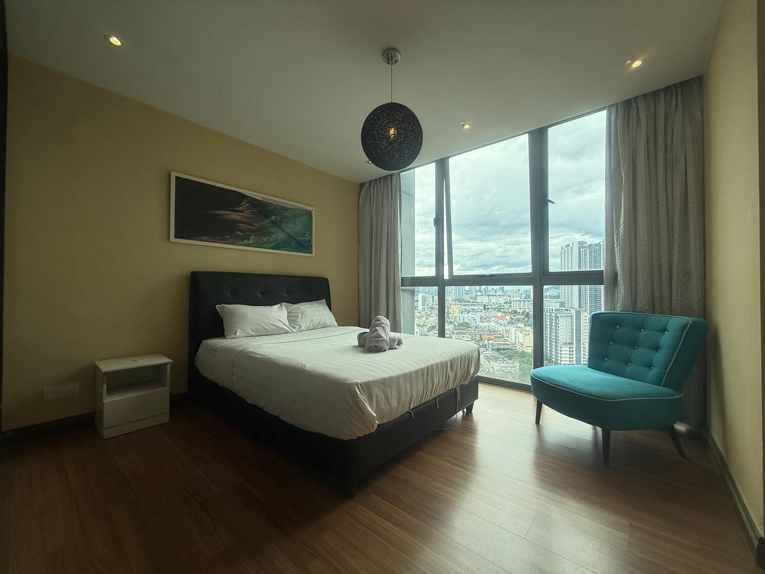 Iron/ironing board, bed sheets