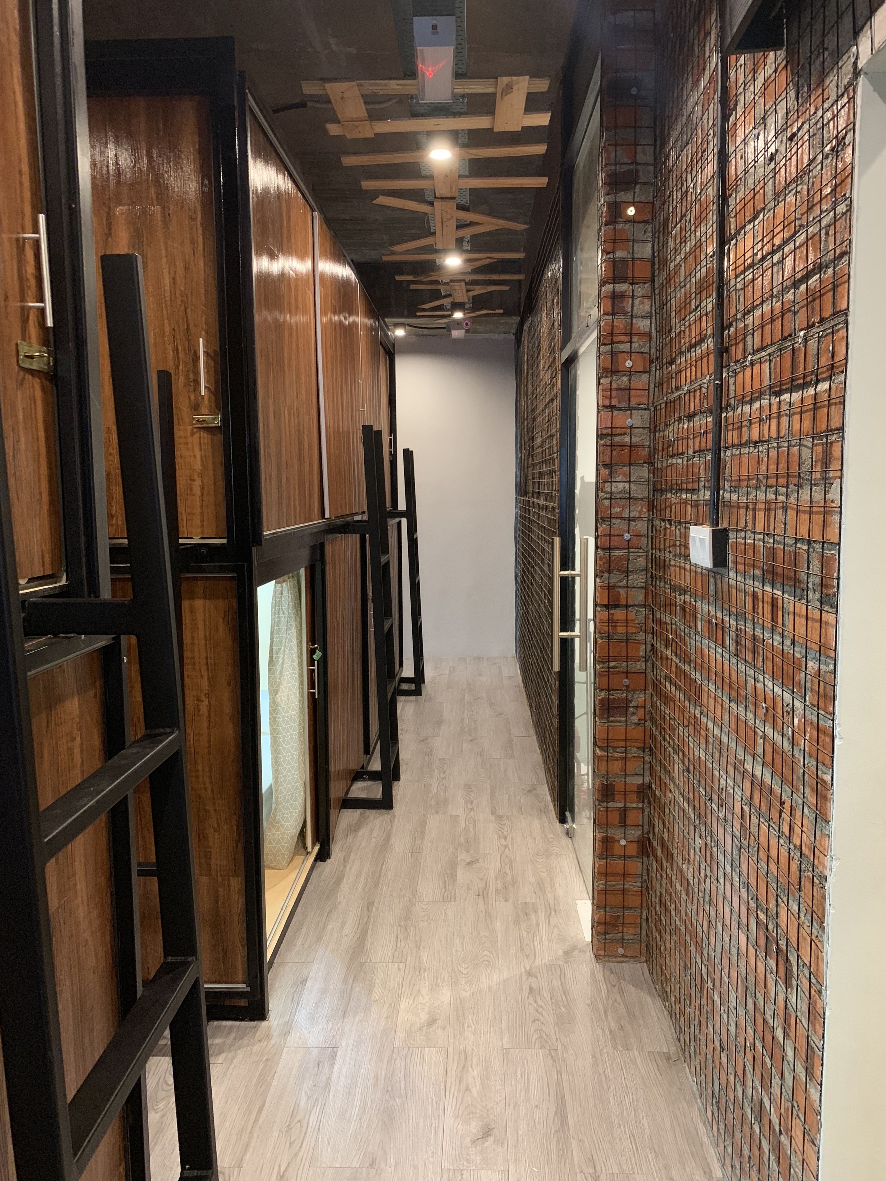 Iron/ironing board, bed sheets