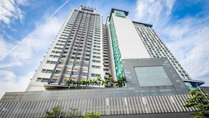 Un grand hôtel à plusieurs étages, doté de grandes fenêtres et d’un design moderne.