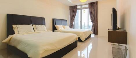 Familie-studiosuite, 2 queensize-senger, ikke-røyk, byutsikt (Studio Room for 4) | Strykejern/-brett og sengetøy